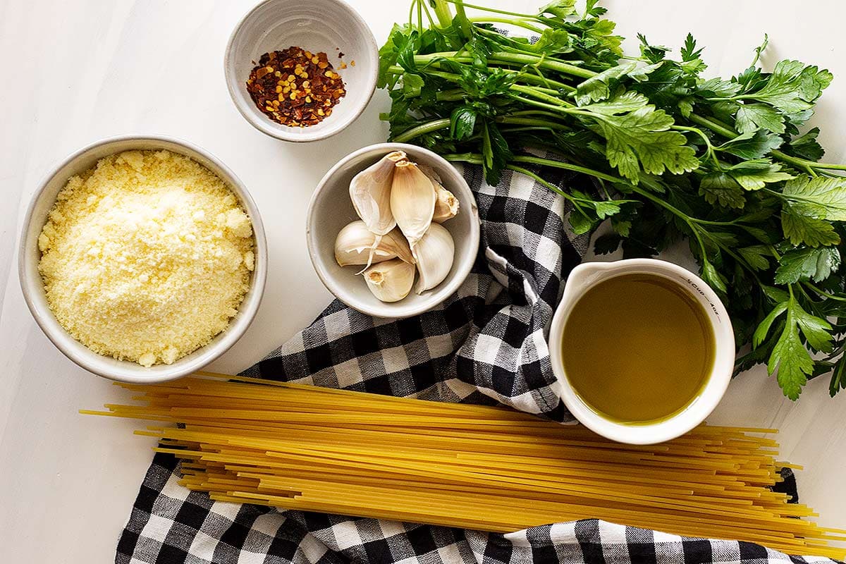 Ingredients for spaghetti aglio e olio recipe