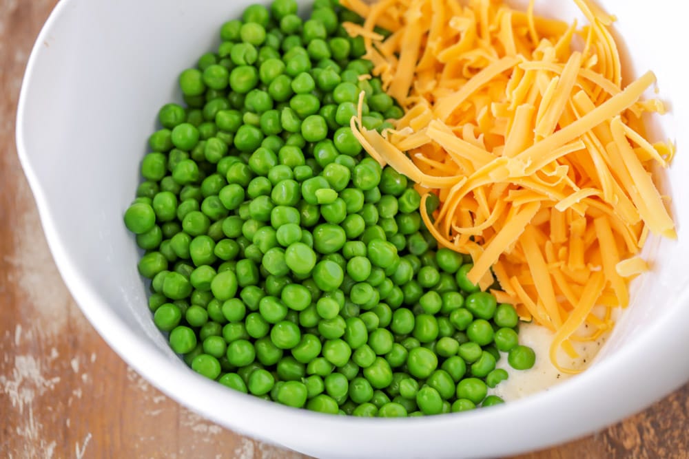 How to make pea salad in a mixing bowl
