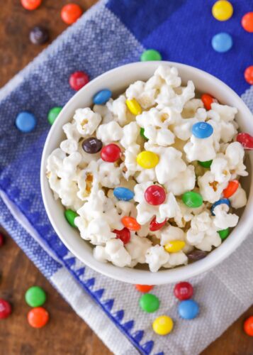 White Chocolate Popcorn {Packed with M&Ms} | Lil' Luna