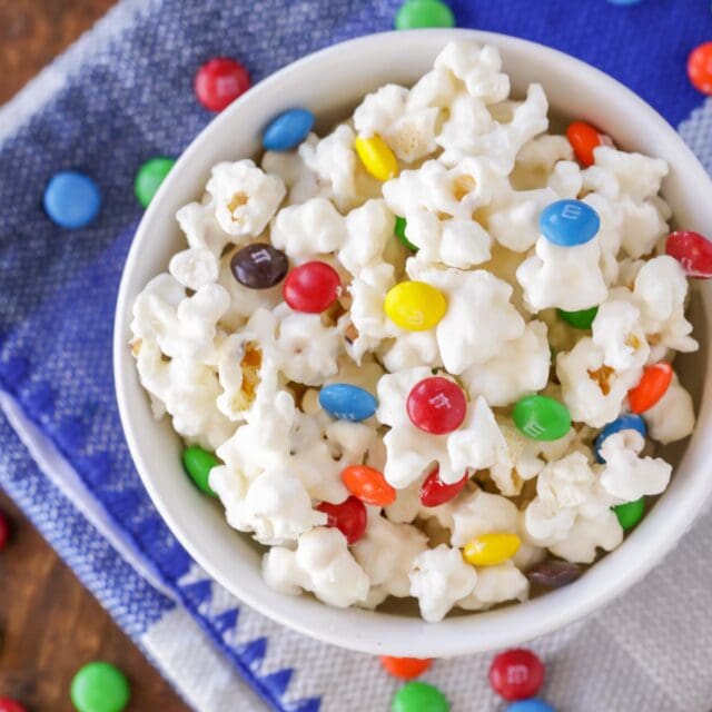 White Chocolate Popcorn {Packed with M&Ms} | Lil' Luna