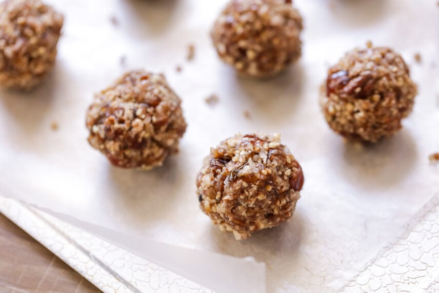 EASY Date Balls Recipe {Just 4 Ingredients!} Lil' Luna