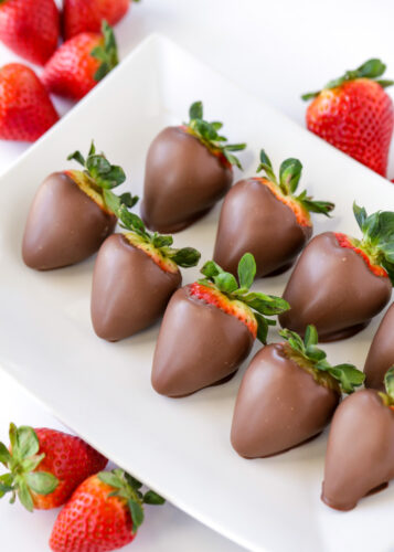 Chocolate Covered Strawberries {Step by Step!} | Lil' Luna