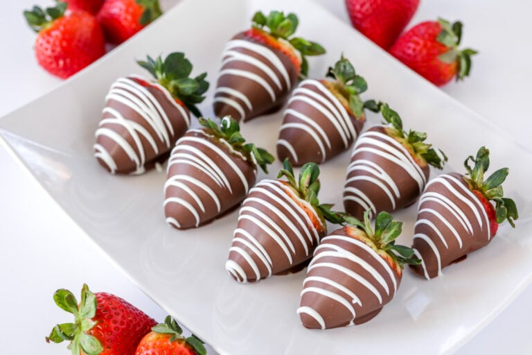 Chocolate Covered Strawberries {Step by Step! +VIDEO} | Lil' Luna