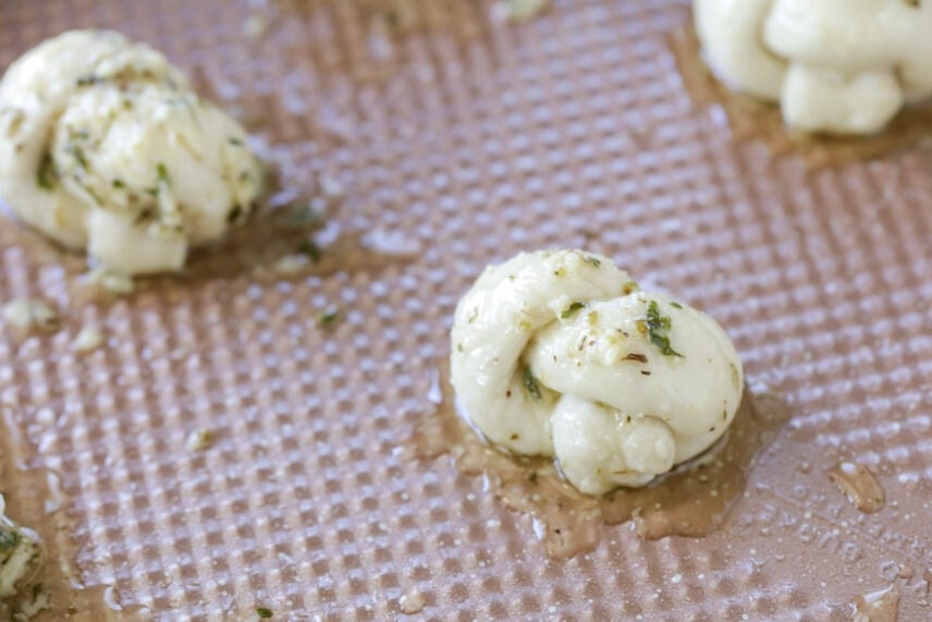 Buttery soft Easy Garlic knots whip up in under 20 minutes and make a perfect side for pizza, pasta, or salads!