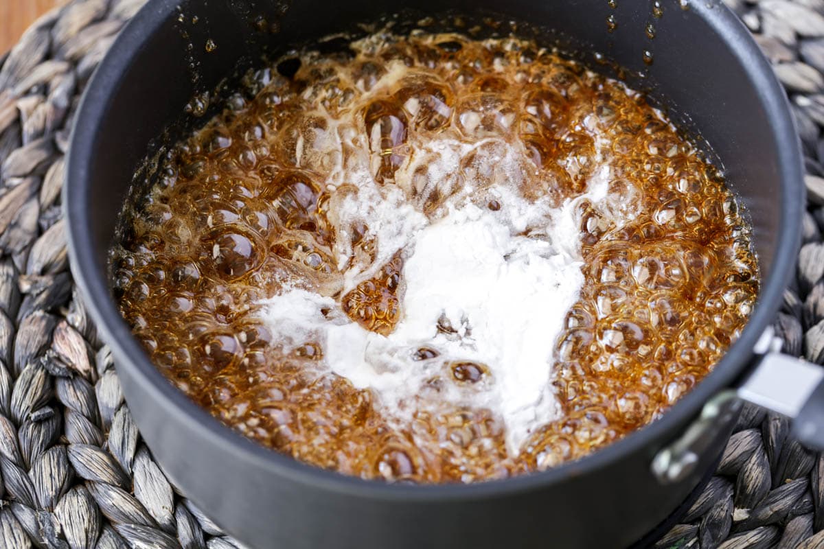 How to make sponge candy by adding baking soda to the boiling mixture in a saucepan