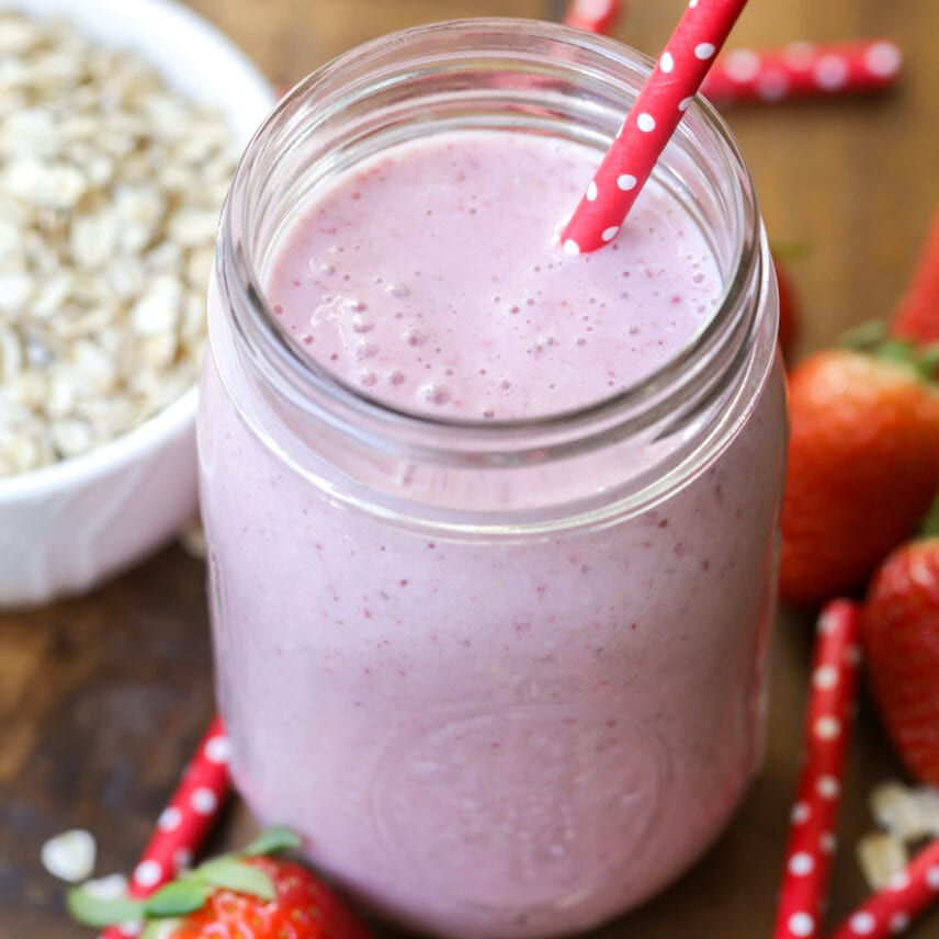blended strawberry oatmeal smoothie in a glass mason jar