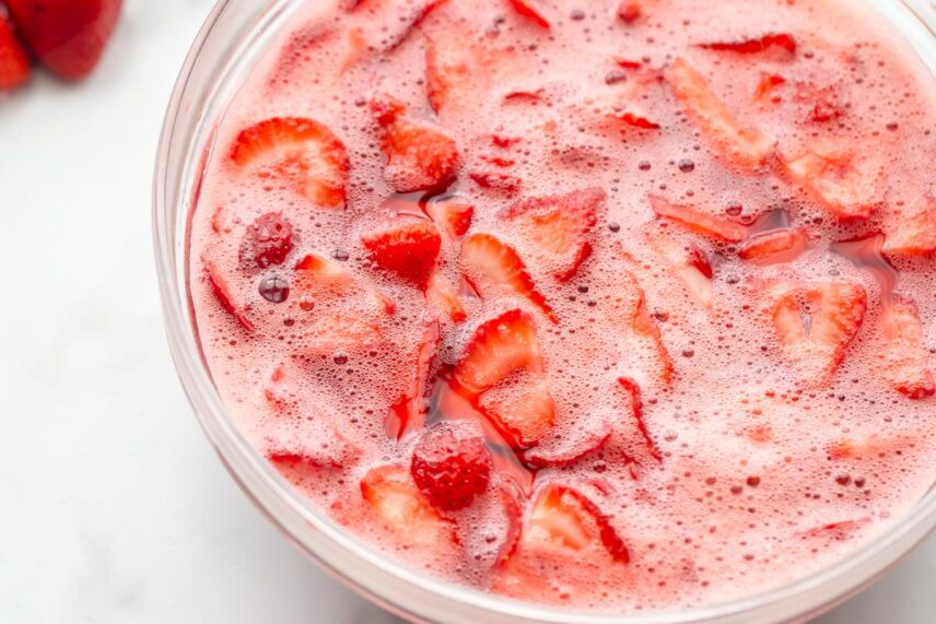Strawberries in jello for Strawberry Jello Pretzel Salad