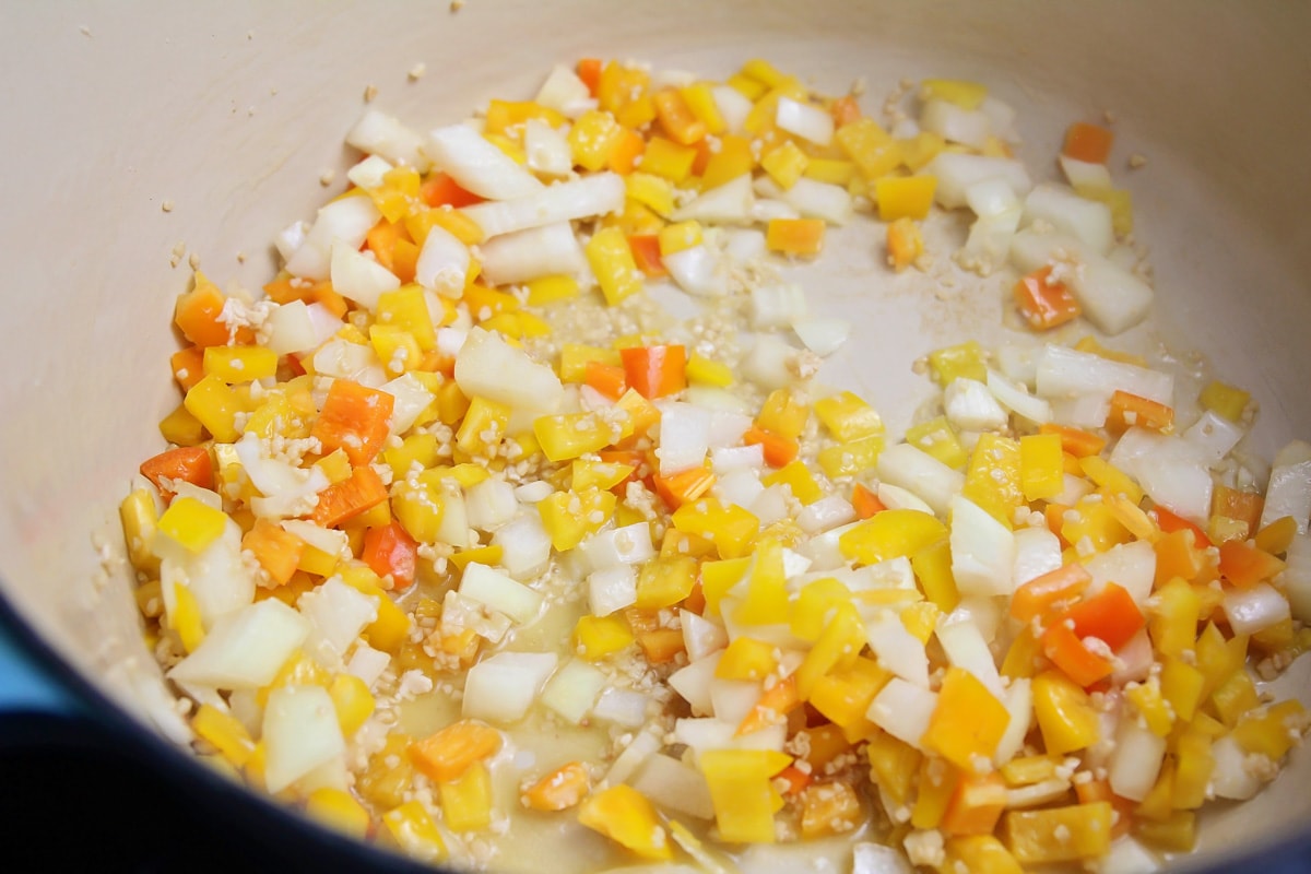 How to make arroz con pollo in a pot by sautéing the vegetables