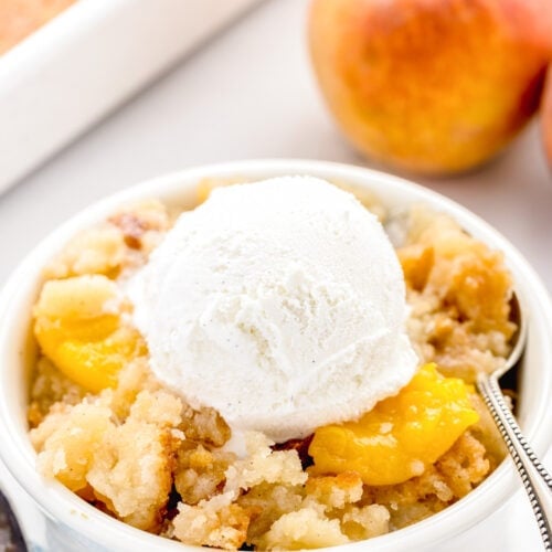 Bisquick Peach Cobbler {5 Minute Prep!} | Lil' Luna