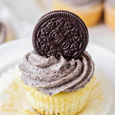 Cookies And Cream Cupcakes {with Oreo Frosting} | Lil' Luna