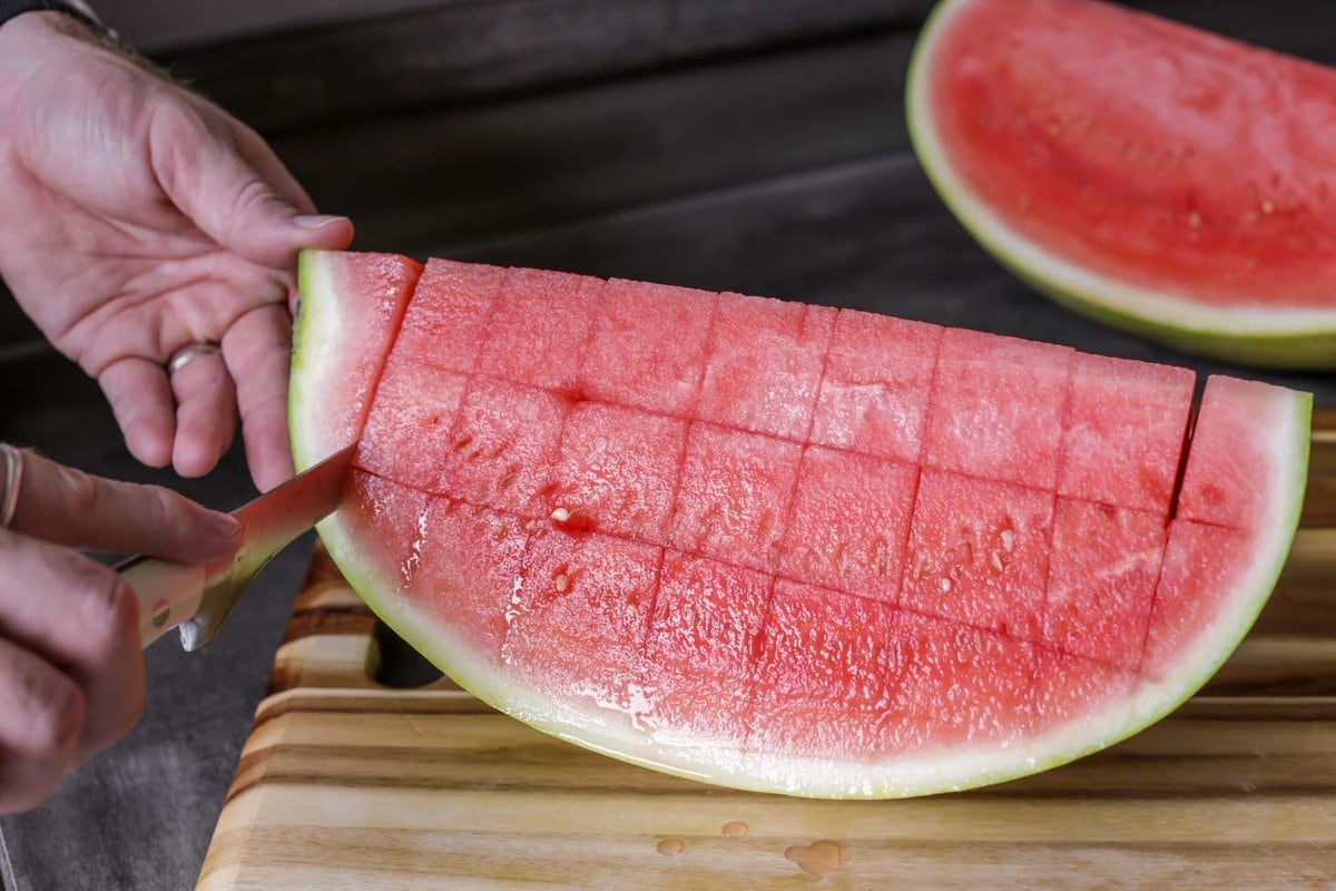How to cut a watermelon into cubes process pic.