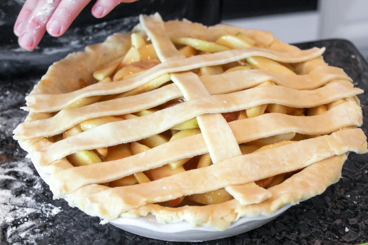 How to make lattice pie crust process image.