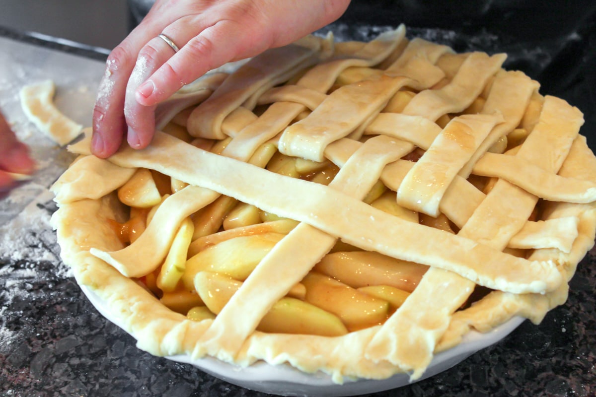 How to make lattice pie crust process image.