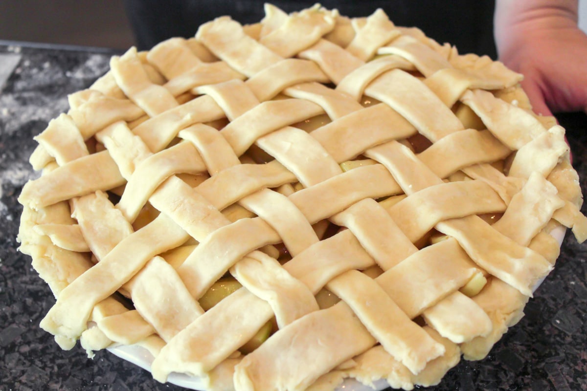 How to make lattice pie crust process image.