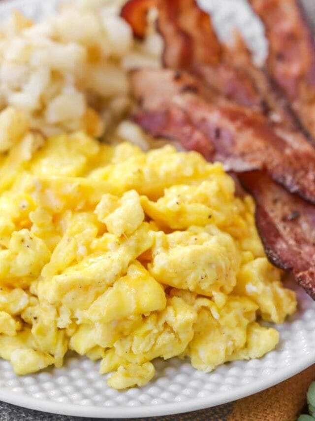 Serve crispy bacon in the oven with scrambled eggs.