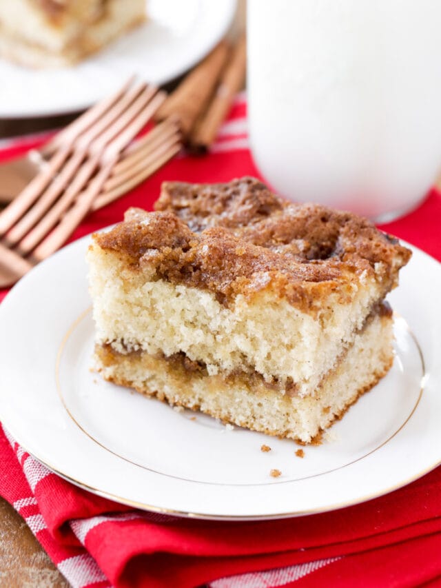 Sour Cream Coffee Cake {15 Minutes of Prep!} | Lil' Luna