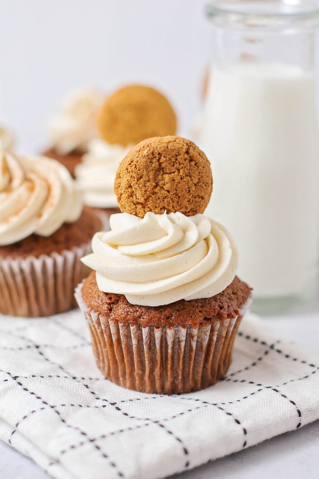 Christmas Gingerbread Cupcakes - easy make-ahead christmas desserts for a crowd