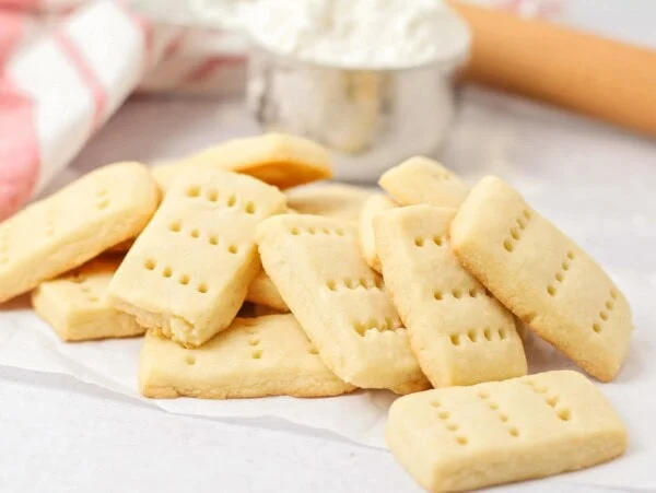 A plate of easy shortbread cookies.