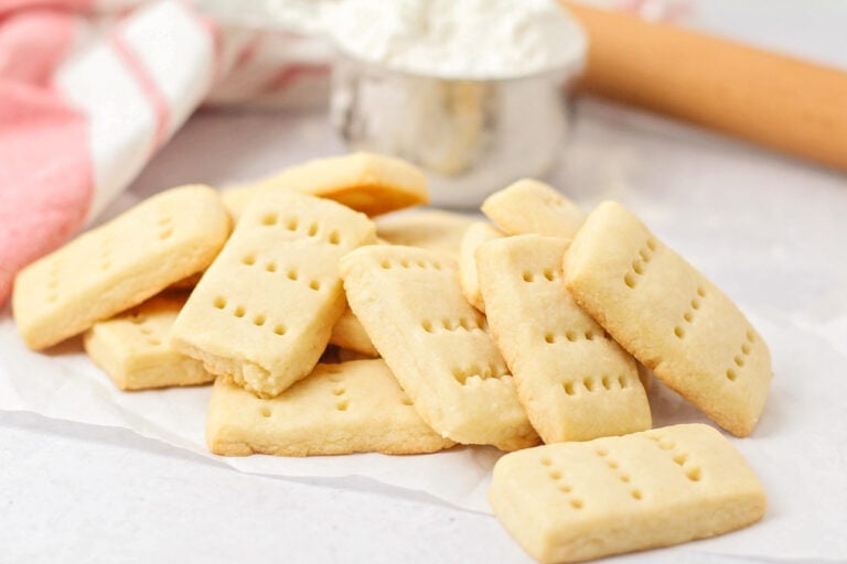 A plate of easy shortbread cookies.