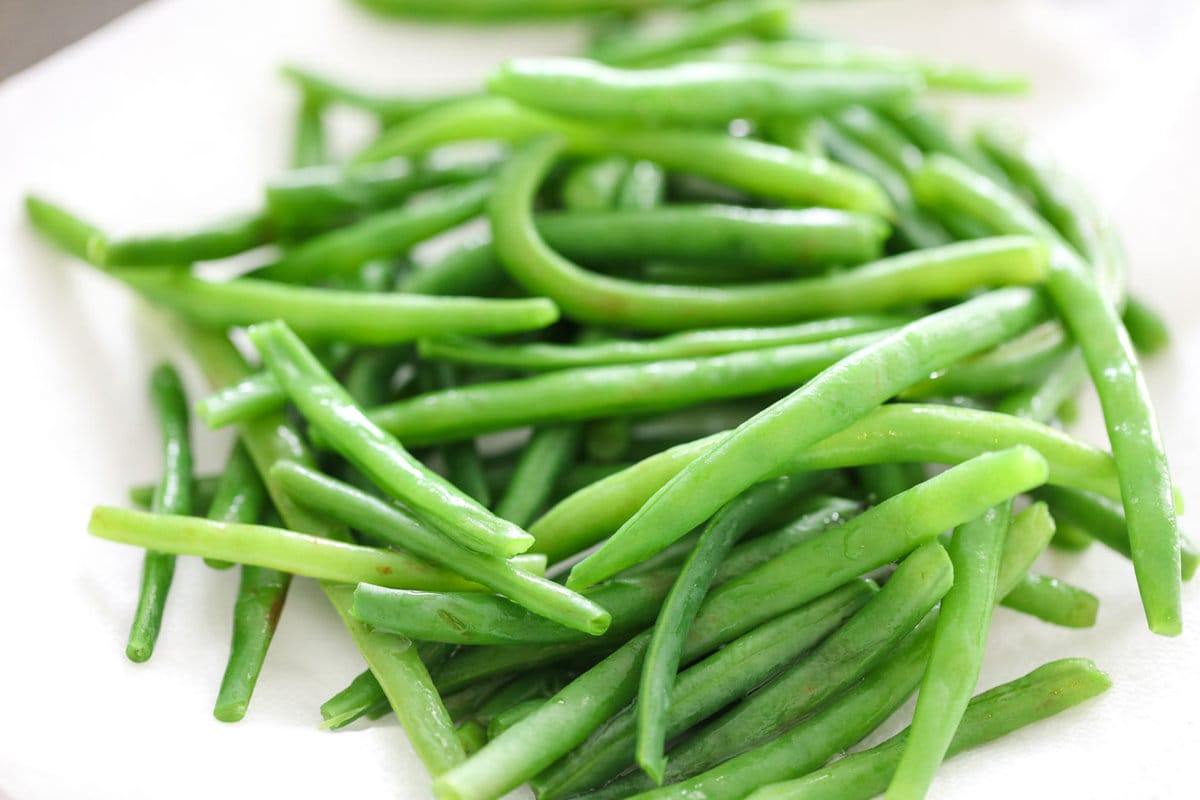 Blanched green beans on paper towel.