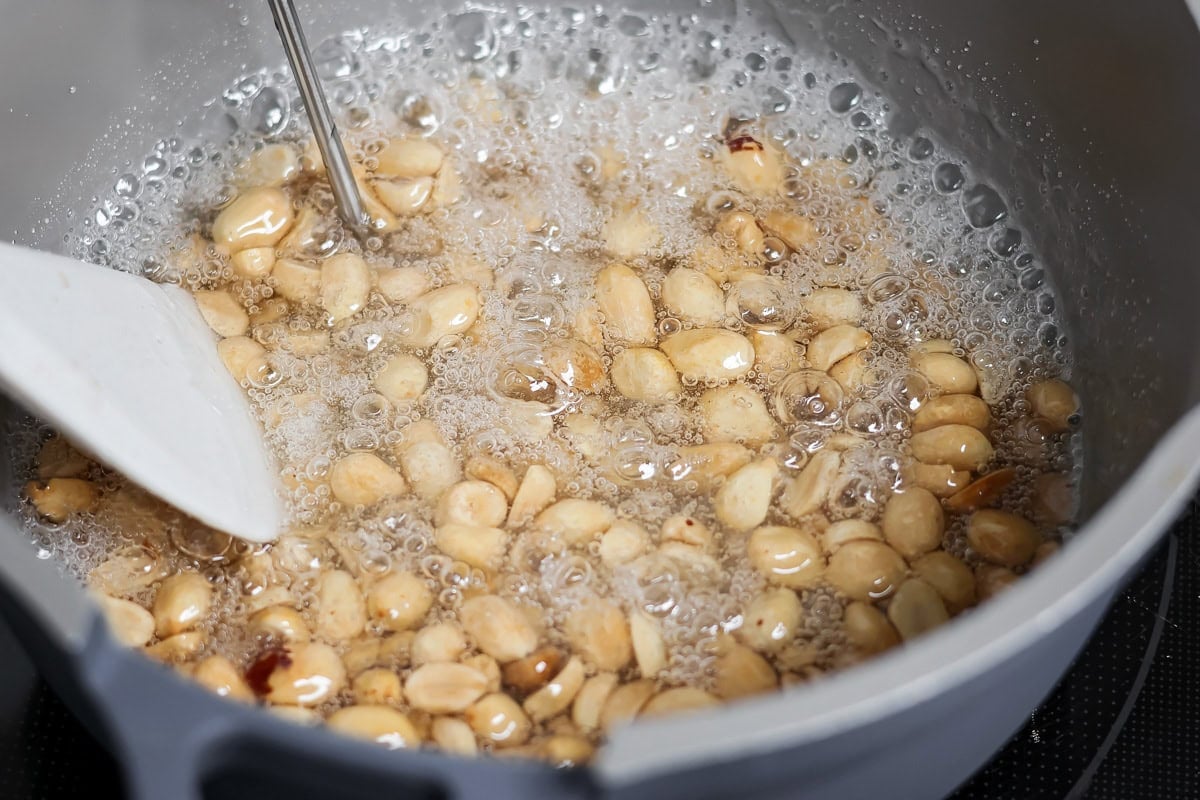 Process picture of boiling peanuts.
