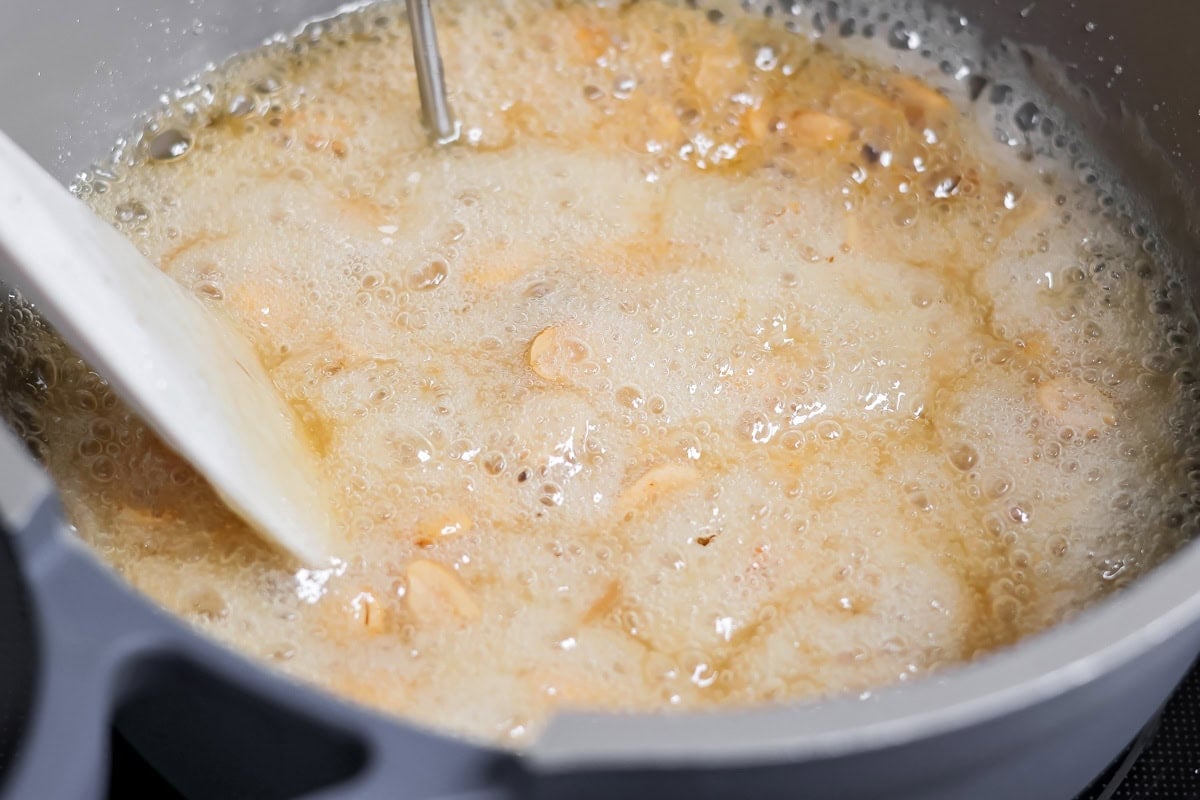 Process picture for making peanut brittle.
