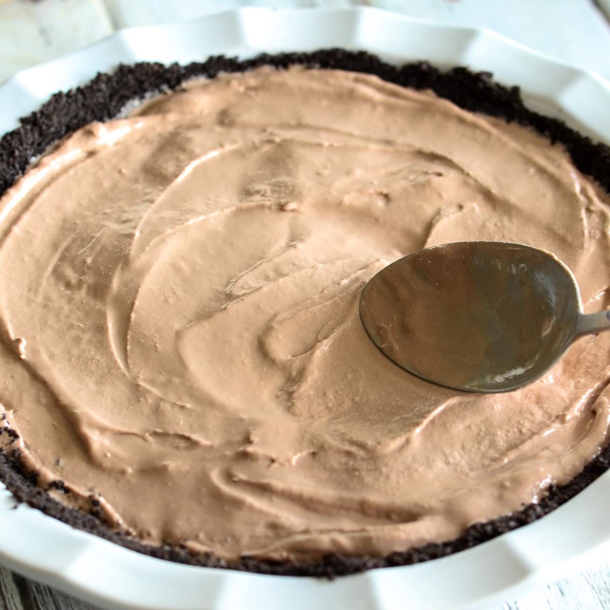 Mud pie filling poured into Oreo crust.