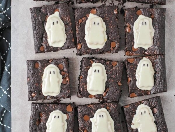 Halloween brownies topped with candy ghosts.
