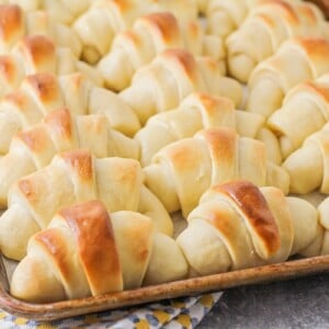 A baking sheet full of dinner rolls recipe.