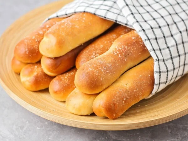 Olive garden breadsticks served in a tea towel.