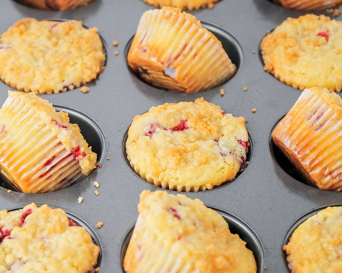 Muffins with crumb topping in a muffin tin.