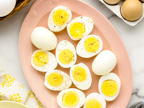 https://lilluna.com/wp-content/uploads/2023/08/hard-boiled-eggs3-resize-21-500x375.jpg