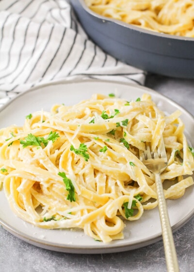 Fettuccine Alfredo {Made in 15 Minutes! +VIDEO} | Lil' Luna