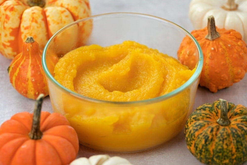 A glass bowl of pumpkin puree.