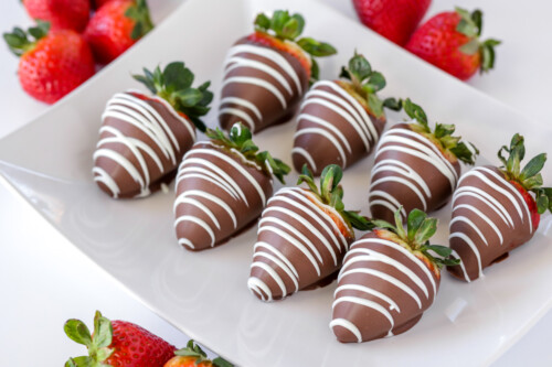 Easy Chocolate Covered Strawberries | Lil' Luna