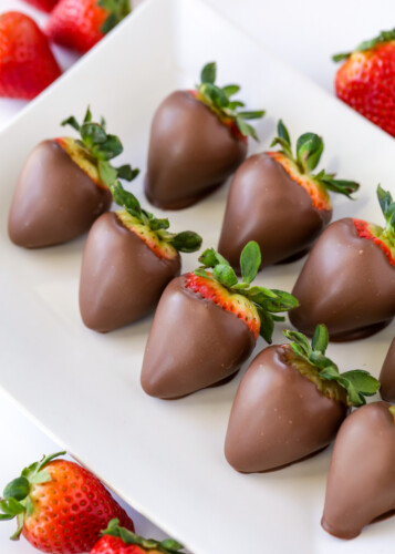 Easy Chocolate Covered Strawberries | Lil' Luna