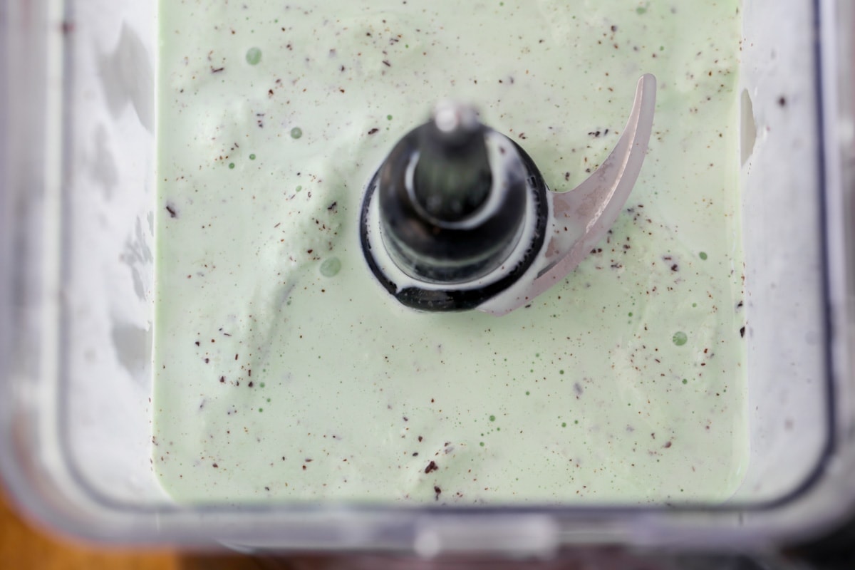 Blending ice cream and oreo in a blender.