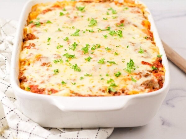 A pan of baked rigatoni covered in cheese.