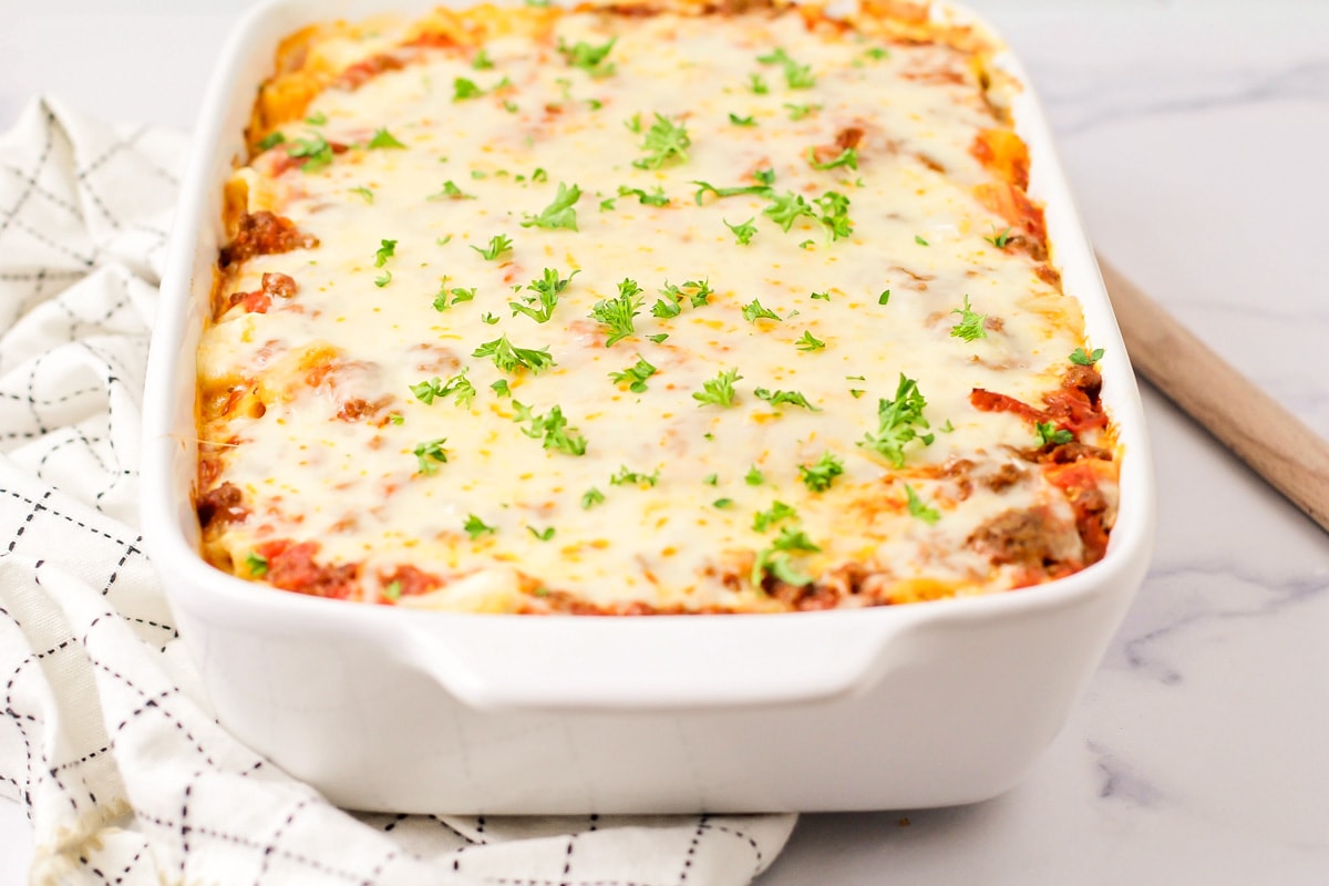 Baked rigatoni sprinkled with fresh herbs.
