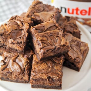 Cut Nutella brownies on a plate.