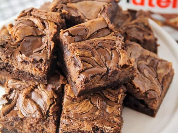 Cut Nutella brownies on a plate.