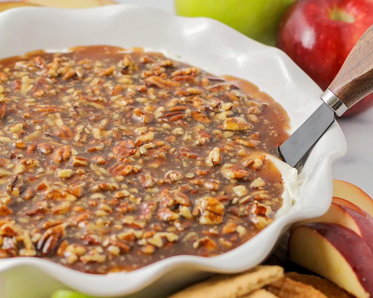 Close up of pecan pie dip served with apples and graham crackers.