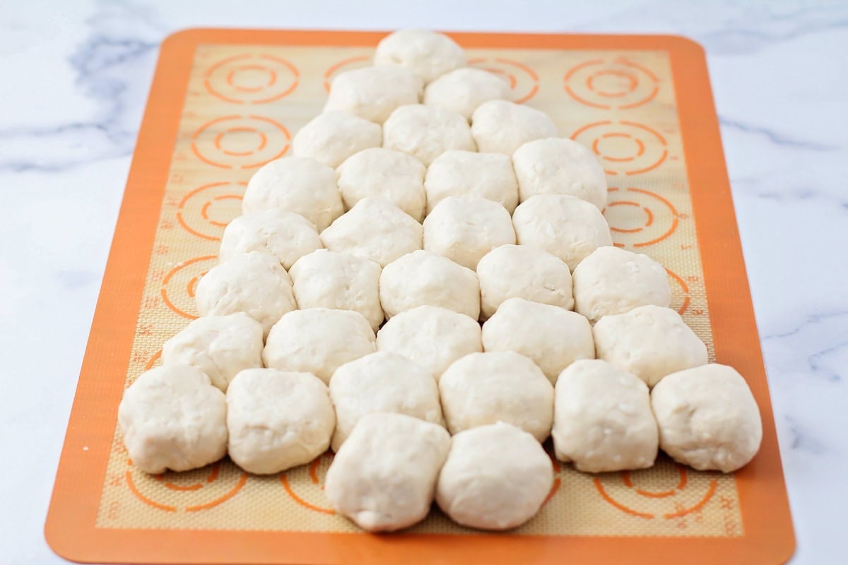 Dough balls shaped like a Christmas tree.