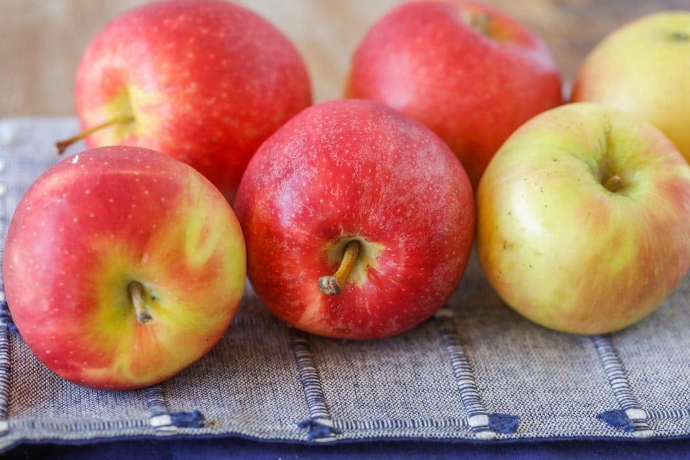 A photo of 6 apples together.