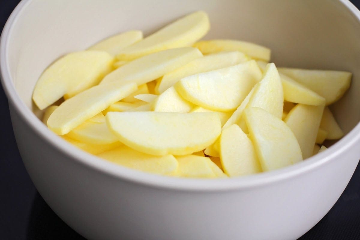 Bowl of sliced apples. 