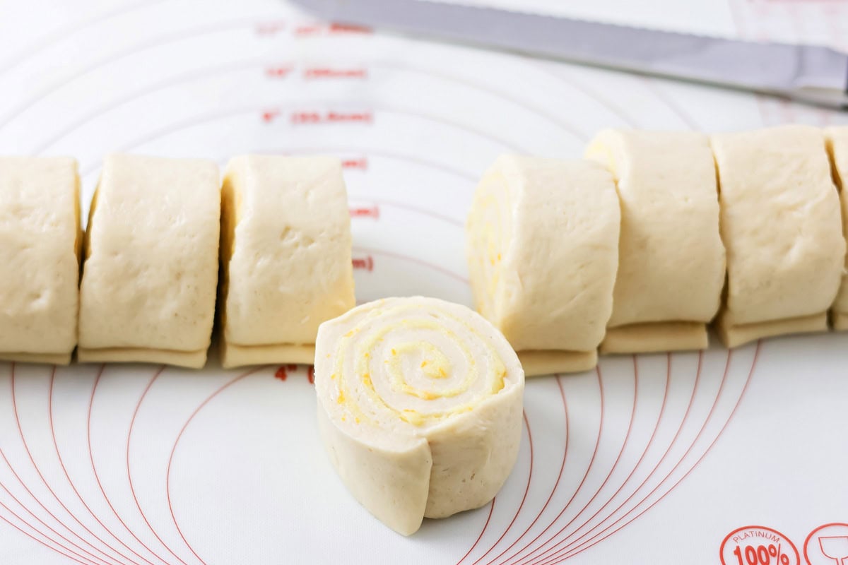 Filled with orange zest and smothered in an irresistible lemon frosting, these orange rolls are citrus-sweet roll heaven! Cutting sweet rolls from rolled log.