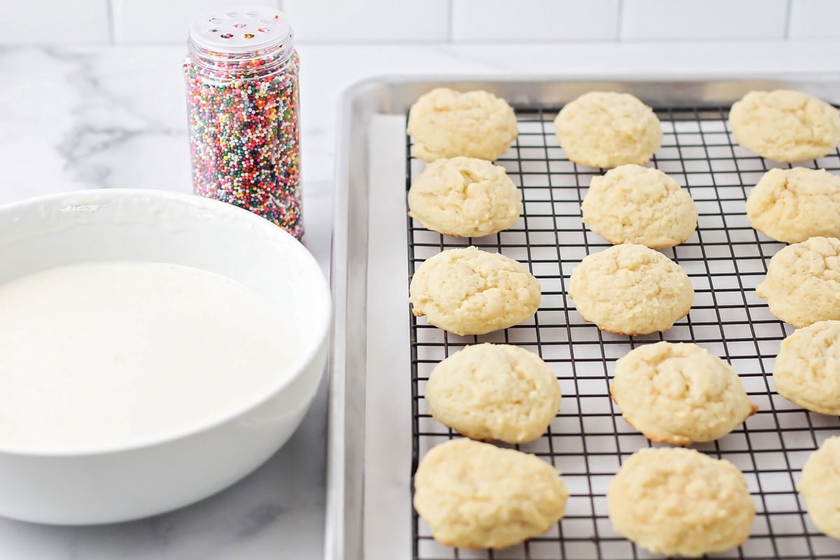 Cookies cooling on a wire rack.