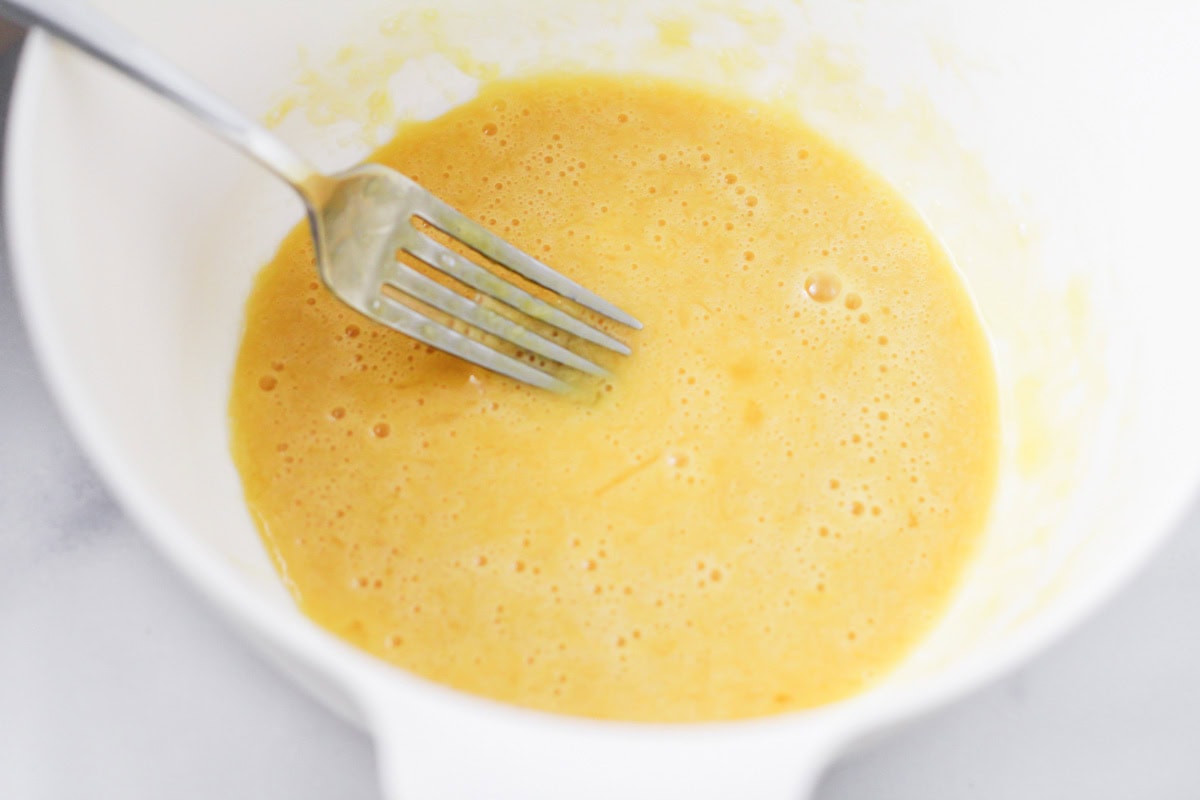 Melted butter, egg and vanilla in a bowl.