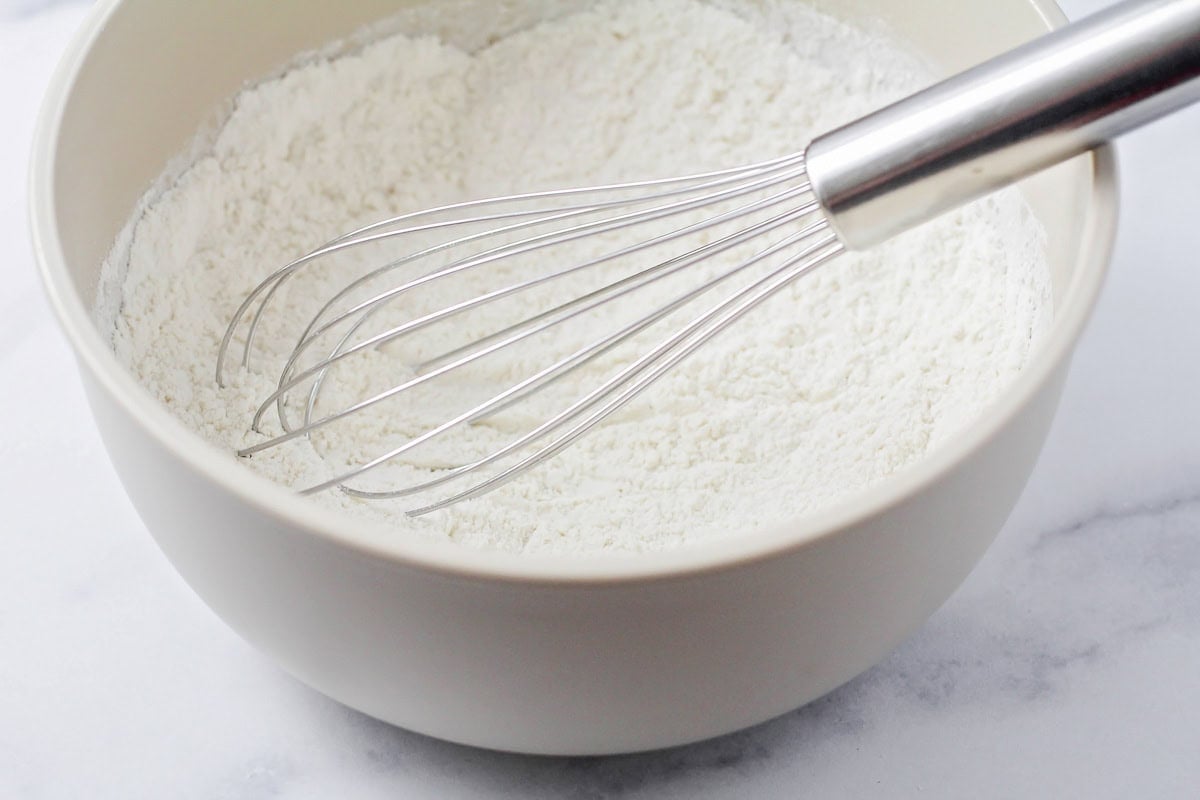 A bowl of white flower.
