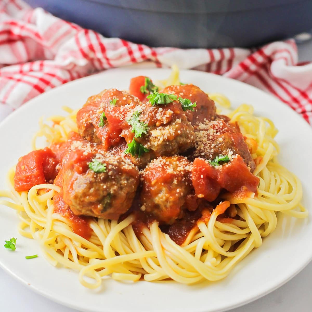A plate of spaghetti and meatballs.